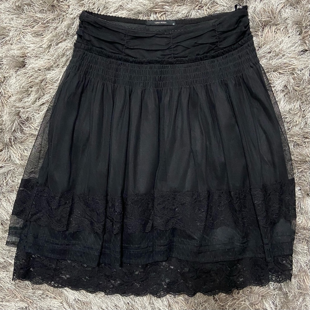 Vera Moda women black mesh knit and lace flare knee length skirt. Size 36. Used.